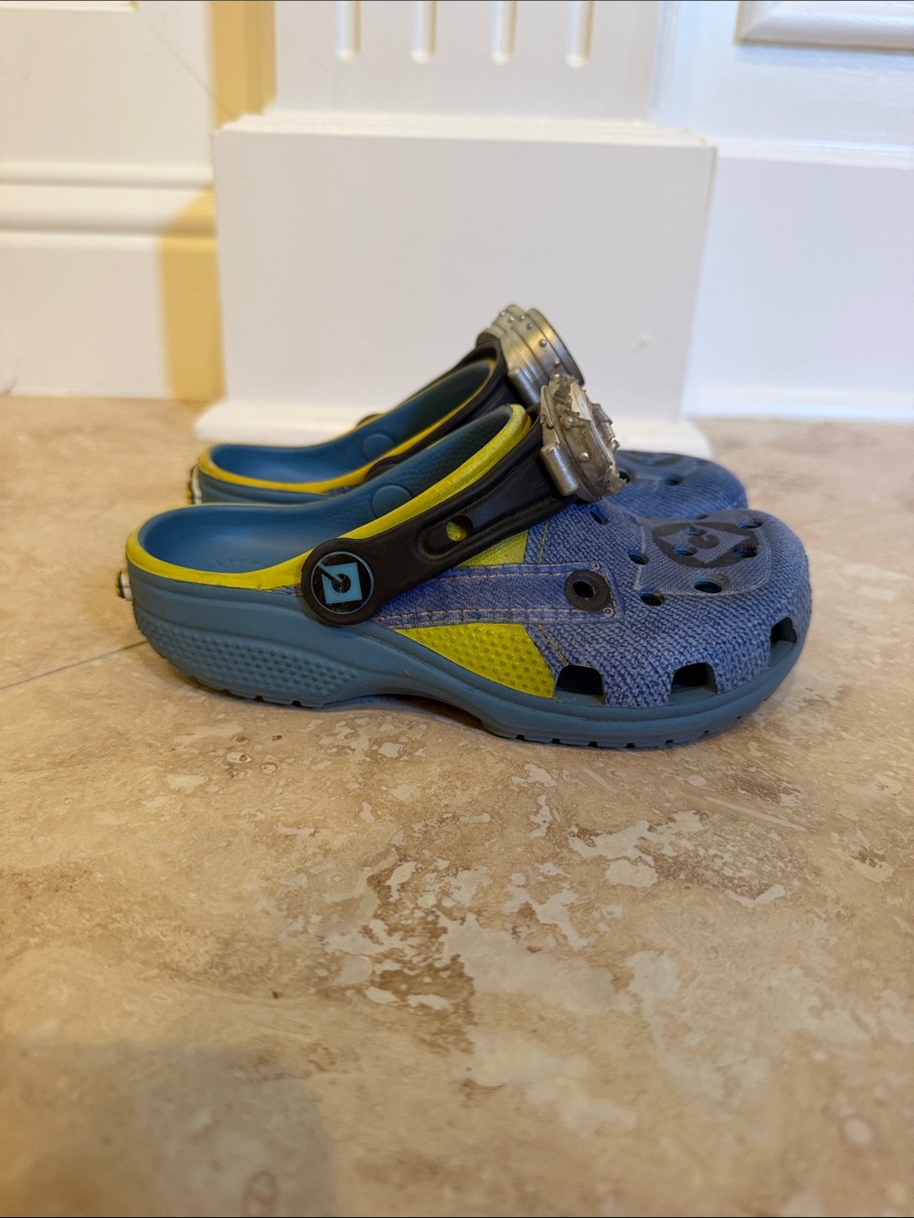CROCS Minion kids size 11